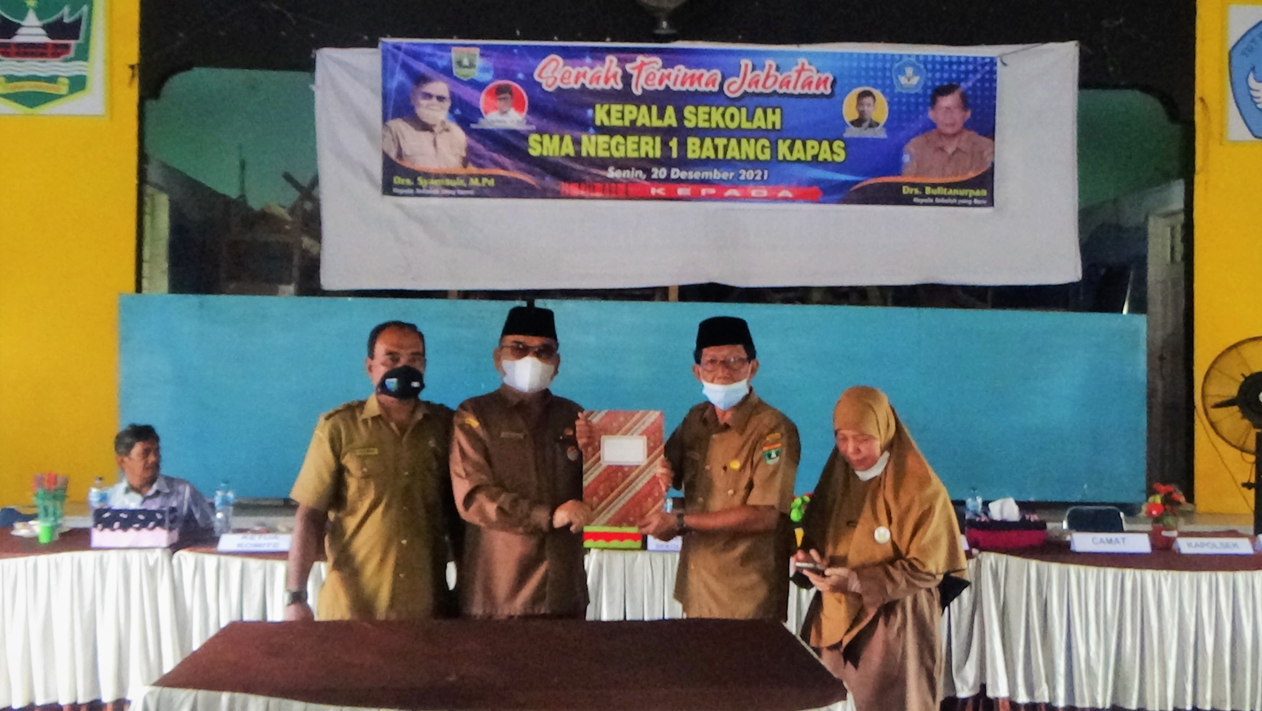 Senin, 20 Desember 2021 adalah hari yang bersejarah bagi SMA Negeri 1 Batang Kapas. Bertempat di Aula SMA Negeri 1 Batang Kapas, telah dilaksanakan serah terima jabatan Kepala Sekolah, dari Bapak Drs. Syamsuir, M.Pd yang diganti tugas kepada Bapak Drs. Bulitanurpan. Bapak Drs. Bulitanurpan adalah kepala sekolah SMA Negeri 2 Sutera yang diberikan tugas untuk menjadi Pelaksana Tugas (PLT) Kepala Sekolah di SMA Negeri 1 Batang Kapas. Dan Bapak Drs. Syamsuir, M.Pd juga melaksanakan serah terima jabatan Kepala Sekolah juga di SMAN 1 Lengayang esok hari, beliau akan ditugaskan menjadi kepala sekolah di SMAN 1 Lengayang. Acara serah terima jabatan ini dihadiri oleh Mahyan, M.pd selaku Kepala Cabang Dinas Pendidikan Wil. VII Kabupaten Pesisir Selatan, Camat Kecematan Batang Kapas, Ketua Komite SMAN 1 Batang Kapas, perwakilan guru SMAN 2 Sutera, perwakilan MKKS SMA Kabupaten Sutera, perwakilan OSIS, guru dan karyawan SMAN 1 Batang Kapas, serta tamu undangan lainnya. Acara dimulai dengan menyanyikan lagu Indonesia Raya, dilanjutkan dengan sambutan-sambutan. Selanjutnya dilakukan penandatanganan berita acara serah terima jabatan dan pemberian kenang-kenangan. Seluruh keluarga besar SMA Negeri 1 Batang Kapas mengucapkan selamat kepada Bapak Bapak Drs. Syamsuir, M.Pd, terimakasih atas karya dan kontribusinya dalam membangun SMAN 1 Batang Kapas, serta selamat datang untuk Drs. Bulitanurpan, selaku PLT Kepala SMAN 1 Batang Kapas. 