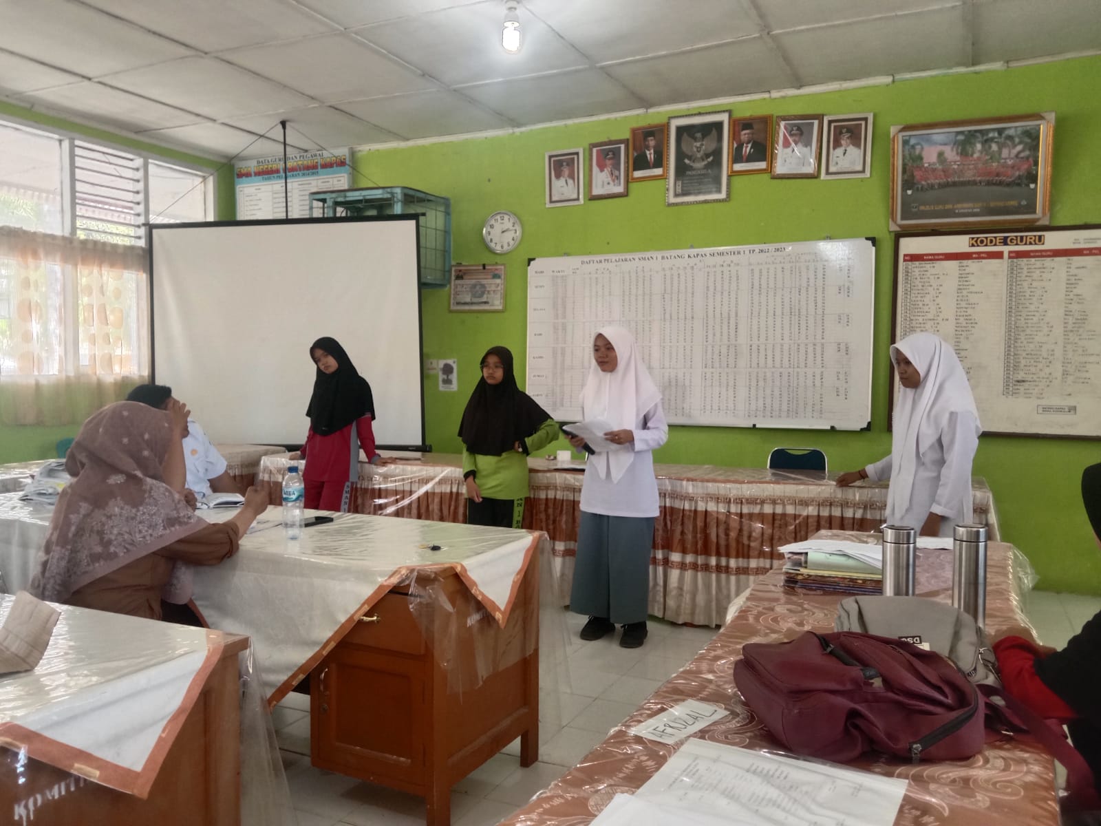 3 Siswi SMAN 1 Batang Kapas Aulia XI.F2, Rahmadani XII IPS 1, 3. Salwa Saniyyah  XI F 8 mengikuti lomba Musabaqoh Syarhil Qur'an atau biasa disebut MSQ. Kegiatan lomba FASI ini diadakan di SMAN 4 Pariaman pada Ahad (27/01/2024). Bertempat di SMA NEGERI 4 PARIAMAN yang beralamat di Jl. Siti Manggopoh, Naras Hilir, Kec. Pariaman Utara, Kota Pariaman. Lomba MSQ ini terdiri dari 3 orang yang memiliki tugas masing masing yaitu, menjelaskan makna yang terkandung dalam ayat, membaca ayat, dan menerjemahkan ayat tersebut