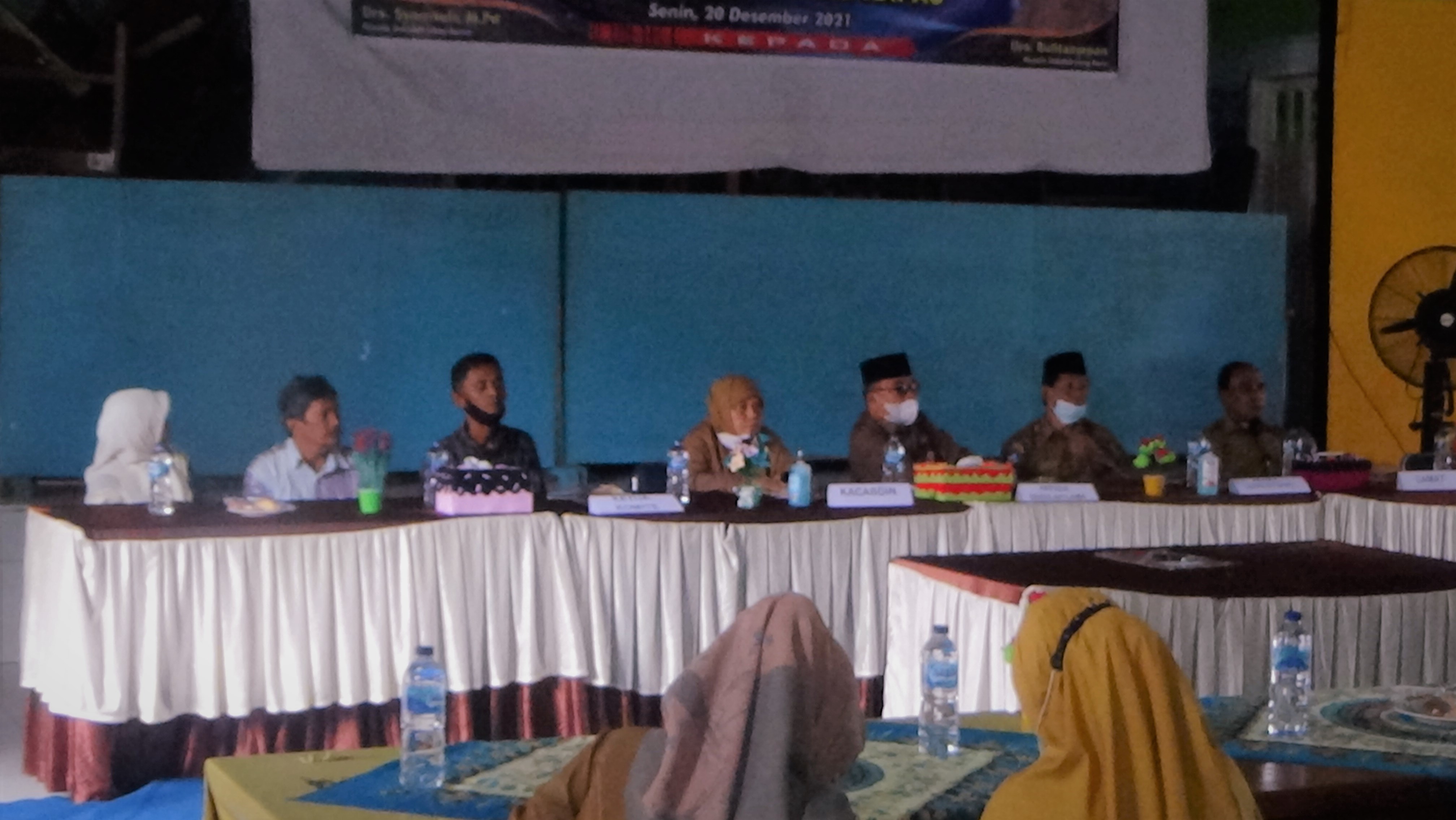 Senin, 20 Desember 2021 adalah hari yang bersejarah bagi SMA Negeri 1 Batang Kapas. Bertempat di Aula SMA Negeri 1 Batang Kapas, telah dilaksanakan serah terima jabatan Kepala Sekolah, dari Bapak Drs. Syamsuir, M.Pd yang diganti tugas kepada Bapak Drs. Bulitanurpan. Bapak Drs. Bulitanurpan adalah kepala sekolah SMA Negeri 2 Sutera yang diberikan tugas untuk menjadi Pelaksana Tugas (PLT) Kepala Sekolah di SMA Negeri 1 Batang Kapas. Dan Bapak Drs. Syamsuir, M.Pd juga melaksanakan serah terima jabatan Kepala Sekolah juga di SMAN 1 Lengayang esok hari, beliau akan ditugaskan menjadi kepala sekolah di SMAN 1 Lengayang. Acara serah terima jabatan ini dihadiri oleh Mahyan, M.pd selaku Kepala Cabang Dinas Pendidikan Wil. VII Kabupaten Pesisir Selatan, Camat Kecematan Batang Kapas, Ketua Komite SMAN 1 Batang Kapas, perwakilan guru SMAN 2 Sutera, perwakilan MKKS SMA Kabupaten Sutera, perwakilan OSIS, guru dan karyawan SMAN 1 Batang Kapas, serta tamu undangan lainnya. Acara dimulai dengan menyanyikan lagu Indonesia Raya, dilanjutkan dengan sambutan-sambutan. Selanjutnya dilakukan penandatanganan berita acara serah terima jabatan dan pemberian kenang-kenangan. Seluruh keluarga besar SMA Negeri 1 Batang Kapas mengucapkan selamat kepada Bapak Bapak Drs. Syamsuir, M.Pd, terimakasih atas karya dan kontribusinya dalam membangun SMAN 1 Batang Kapas, serta selamat datang untuk Drs. Bulitanurpan, selaku PLT Kepala SMAN 1 Batang Kapas. 