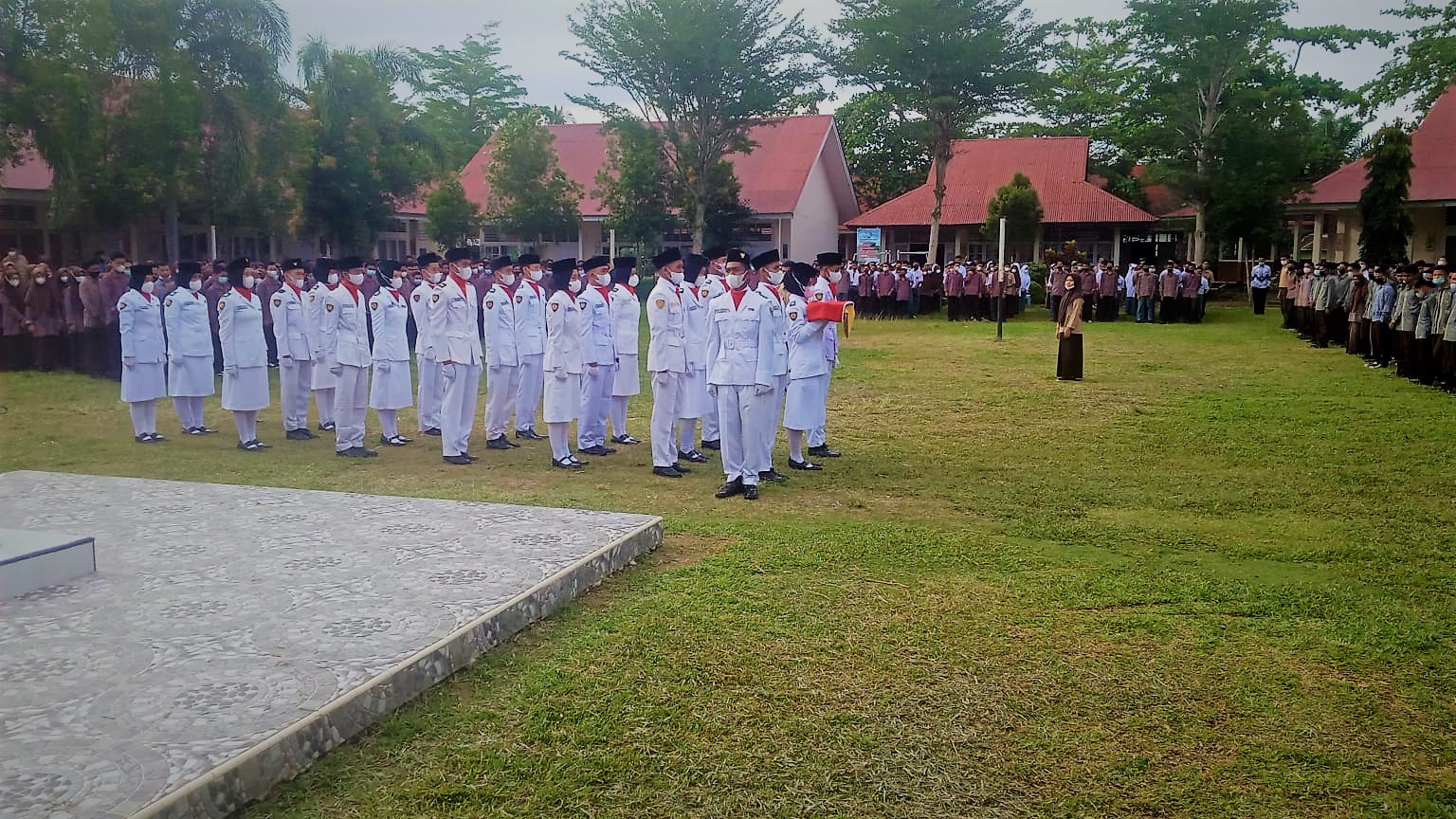 SMAN 1 Batang Kapas Melaksanakan Upacara Bendera dalam Peringatan Hari Sumpah Pemuda Ke-93