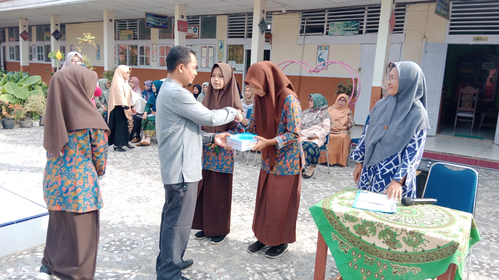 Kunjungan Dari Kacabdin Wilayah VII Muslim Arif S.Pd.I Ke Sman 1 Batang Kapas  -SMAN 1 Batang Kapas Kacabdin Wilayah VII Muslim Arif S.Pd.I juga mengikuti Kultum di Lapangan Sekolah SMAN 1 Batang Kapas serta pemberian hadiah untuk kelas barisan terbaik dan pelaksana kultum serta pemberian hadiah untuk kelas barisan terbaik dan pelaksana kultum.