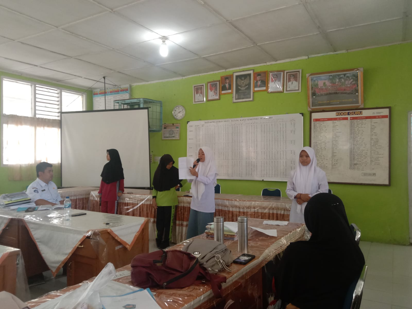 3 Siswi SMAN 1 Batang Kapas Aulia XI.F2, Rahmadani XII IPS 1, 3. Salwa Saniyyah  XI F 8 mengikuti lomba Musabaqoh Syarhil Qur'an atau biasa disebut MSQ. Kegiatan lomba FASI ini diadakan di SMAN 4 Pariaman pada Ahad (27/01/2024). Bertempat di SMA NEGERI 4 PARIAMAN yang beralamat di Jl. Siti Manggopoh, Naras Hilir, Kec. Pariaman Utara, Kota Pariaman. Lomba MSQ ini terdiri dari 3 orang yang memiliki tugas masing masing yaitu, menjelaskan makna yang terkandung dalam ayat, membaca ayat, dan menerjemahkan ayat tersebut