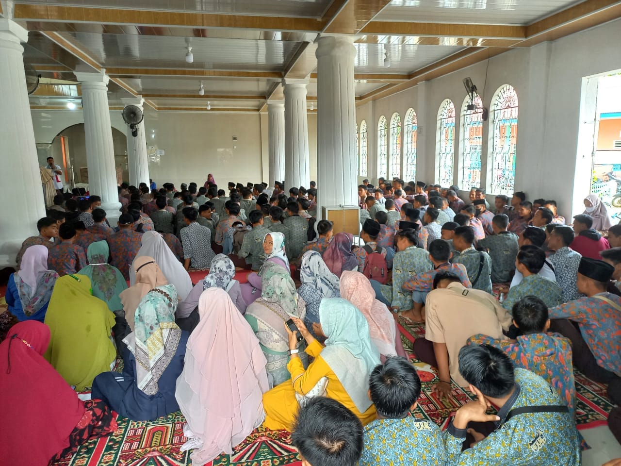Hari-hari besar Islam merupakan hari-hari yang harus diceritakan kepada para pemeluk agamanya agar tradisi dan keislaman itu sendiri terjaga. Termasuk salah satu hari besar Islam yang akan kita hadapi sekarang ini, yaitu Isra Mi’raj. Isra Mi’raj merupakan sebuah peristiwa di masa dulu yang menjadi salah satu hari besar di dalam sejarah Islam. Karena Isra Mi’raj merupakan sebuah peristiwa hebat yang dialami Rasulullah dalam kehidupan perjuangan Islamnya.  Rabu, 02 Maret 2022 SMAN 1 Batang Kapas Memperingati Isra Mi’raj Nabi Muhammad SAW di Tempat Mesjid Ikhlasul Munawwarah Anakan dan Penceramah Ustadz Zarmon Ajizar Ajis, S.Th.I, MA
