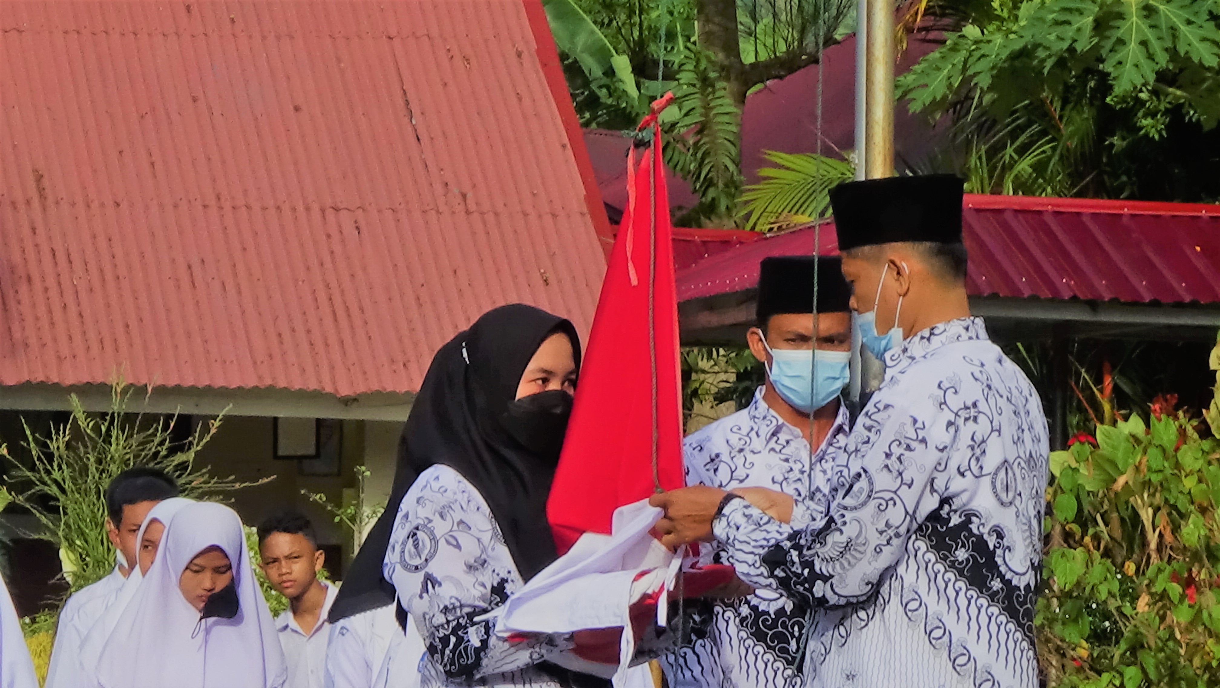 Upacara Peringatan Hari Guru Nasional 2021 SMAN 1 Batang Kapas Pagi, tepatnya hari Kamis, 25 November 2021  pukul 07.00, Dengan tetap mematuhi protokol kesehatan, mengenakan masker, semua mengikuti Apel dalam rangka memperingati Hari Guru Nasional 2021 dan HUT PGRI ke 76.