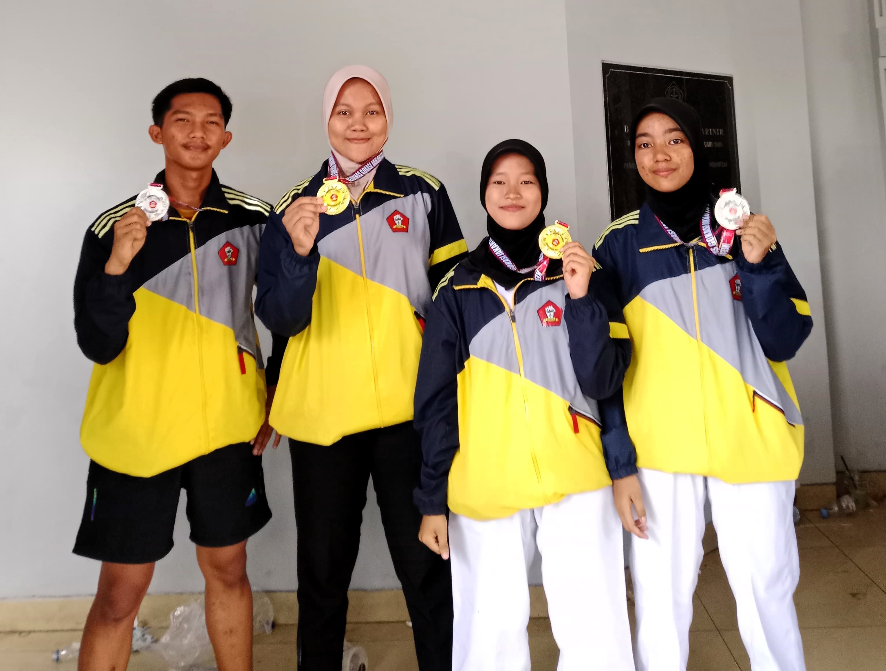 SMAN 1 Batang Kapas - Siswa SMAN 1 Batang Kapas Mendapatkan Hasil Yang Maksimal,2 Emas, 2 Perak, 3 Perunggu di Kejuaraan Nasional Karate GOKASI di Gor PKP Ciracas Jakarta Timur. nama siswa-siswi yang mengikuti kejuaran nasional diantaranya adalah  1.	Tiara Putri Juwita, dari kelas X E6 2.	Tilla Dwi Putri, dari kelas X E4 3.	Khairun Nisya, dari kelas XII IPS 2 4.	Fahri Ramadhan X E4