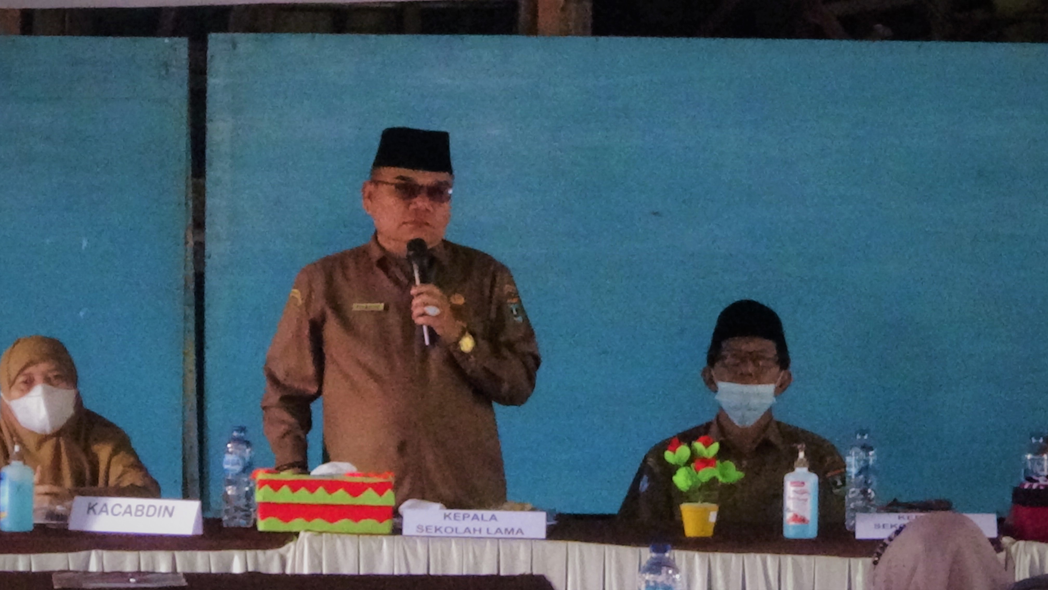 Senin, 20 Desember 2021 adalah hari yang bersejarah bagi SMA Negeri 1 Batang Kapas. Bertempat di Aula SMA Negeri 1 Batang Kapas, telah dilaksanakan serah terima jabatan Kepala Sekolah, dari Bapak Drs. Syamsuir, M.Pd yang diganti tugas kepada Bapak Drs. Bulitanurpan. Bapak Drs. Bulitanurpan adalah kepala sekolah SMA Negeri 2 Sutera yang diberikan tugas untuk menjadi Pelaksana Tugas (PLT) Kepala Sekolah di SMA Negeri 1 Batang Kapas. Dan Bapak Drs. Syamsuir, M.Pd juga melaksanakan serah terima jabatan Kepala Sekolah juga di SMAN 1 Lengayang esok hari, beliau akan ditugaskan menjadi kepala sekolah di SMAN 1 Lengayang. Acara serah terima jabatan ini dihadiri oleh Mahyan, M.pd selaku Kepala Cabang Dinas Pendidikan Wil. VII Kabupaten Pesisir Selatan, Camat Kecematan Batang Kapas, Ketua Komite SMAN 1 Batang Kapas, perwakilan guru SMAN 2 Sutera, perwakilan MKKS SMA Kabupaten Sutera, perwakilan OSIS, guru dan karyawan SMAN 1 Batang Kapas, serta tamu undangan lainnya. Acara dimulai dengan menyanyikan lagu Indonesia Raya, dilanjutkan dengan sambutan-sambutan. Selanjutnya dilakukan penandatanganan berita acara serah terima jabatan dan pemberian kenang-kenangan. Seluruh keluarga besar SMA Negeri 1 Batang Kapas mengucapkan selamat kepada Bapak Bapak Drs. Syamsuir, M.Pd, terimakasih atas karya dan kontribusinya dalam membangun SMAN 1 Batang Kapas, serta selamat datang untuk Drs. Bulitanurpan, selaku PLT Kepala SMAN 1 Batang Kapas. 