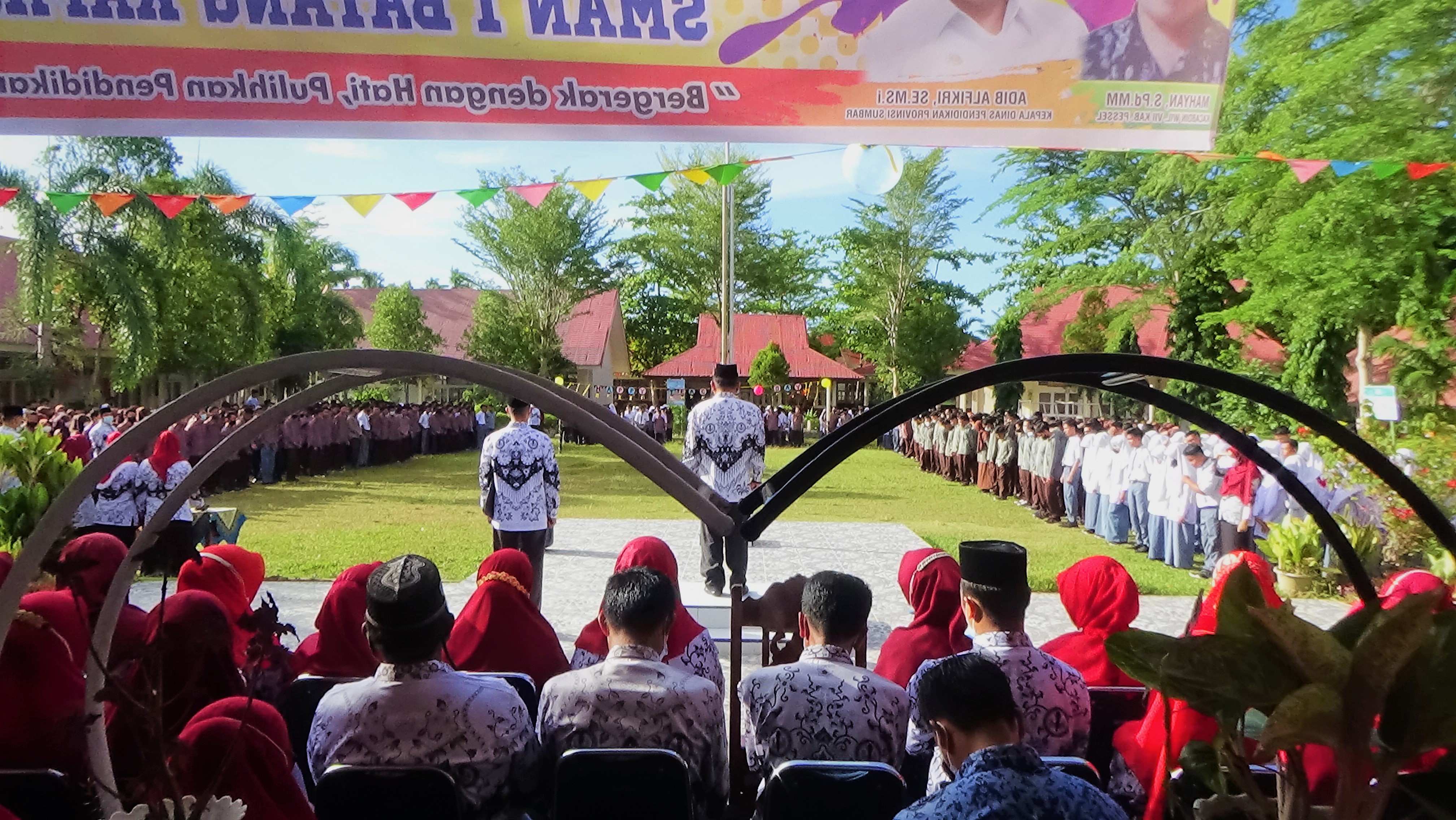 Pagi, tepatnya hari Kamis, 25 November 2021  pukul 07.00, Dengan tetap mematuhi protokol kesehatan, mengenakan masker, semua mengikuti Apel dalam rangka memperingati Hari Guru Nasional 2021 dan HUT PGRI ke 76.    Kegiatan dalam rangka Hari Guru Nasional di sekolah kali ini di isi dengan :  Upacara yang di hadiri oleh semua Guru dan Karyawan serta siswa. Mengadakan Perayaan sederhana dengan siswa di lapangan sekolah. Terakhir acara, semua murid Mencium Tangan Guru Video : Upacara Memperingati Hari Guru Nasional 2021 SMAN 1 Batang Kapas - YouTube