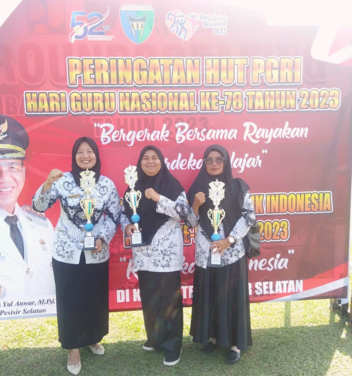 GURU SMAN 1 BATANG KAPAS MERAIH JUARA 1 CABANG BULU TANGKIS GANDA PUTRI DALAM RANGKA HUT PGRI ke 78 th 2023 TINGKAT SE-KABUPATEN SEPISISIR SELATAN  SMAN 1 Batang Kapas - Guru SMAN 1 Batang Kapas Putri Yenti dan Stefani Yuliberti Meraih Juara 1 Cabang Bulu Tangkis Ganda Putri Dalam Rangka Peringatan HUT PGRI  Hari Guru Nasional Ke 78 Th 2023 Tingkat Se-Kabupaten Sepisisir Selatan Senin (27/11)Penyerahan hadiah langsung dari Bupati dalam rangka HUT PGRI ke 78 th 2023 dalam cabang Bulutangkis, Juara I Ganda Putri tingkat SE kabupaten sepisisir selatan di Gor Zeini Zein Painan