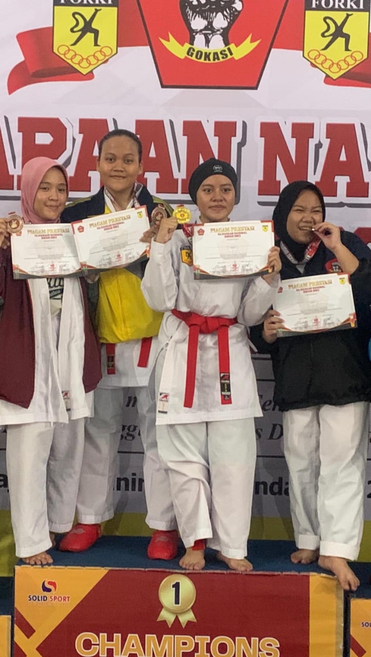 SMAN 1 Batang Kapas - Siswa SMAN 1 Batang Kapas Mendapatkan Hasil Yang Maksimal,2 Emas, 2 Perak, 3 Perunggu di Kejuaraan Nasional Karate GOKASI di Gor PKP Ciracas Jakarta Timur. nama siswa-siswi yang mengikuti kejuaran nasional diantaranya adalah  1.	Tiara Putri Juwita, dari kelas X E6 2.	Tilla Dwi Putri, dari kelas X E4 3.	Khairun Nisya, dari kelas XII IPS 2 4.	Fahri Ramadhan X E4