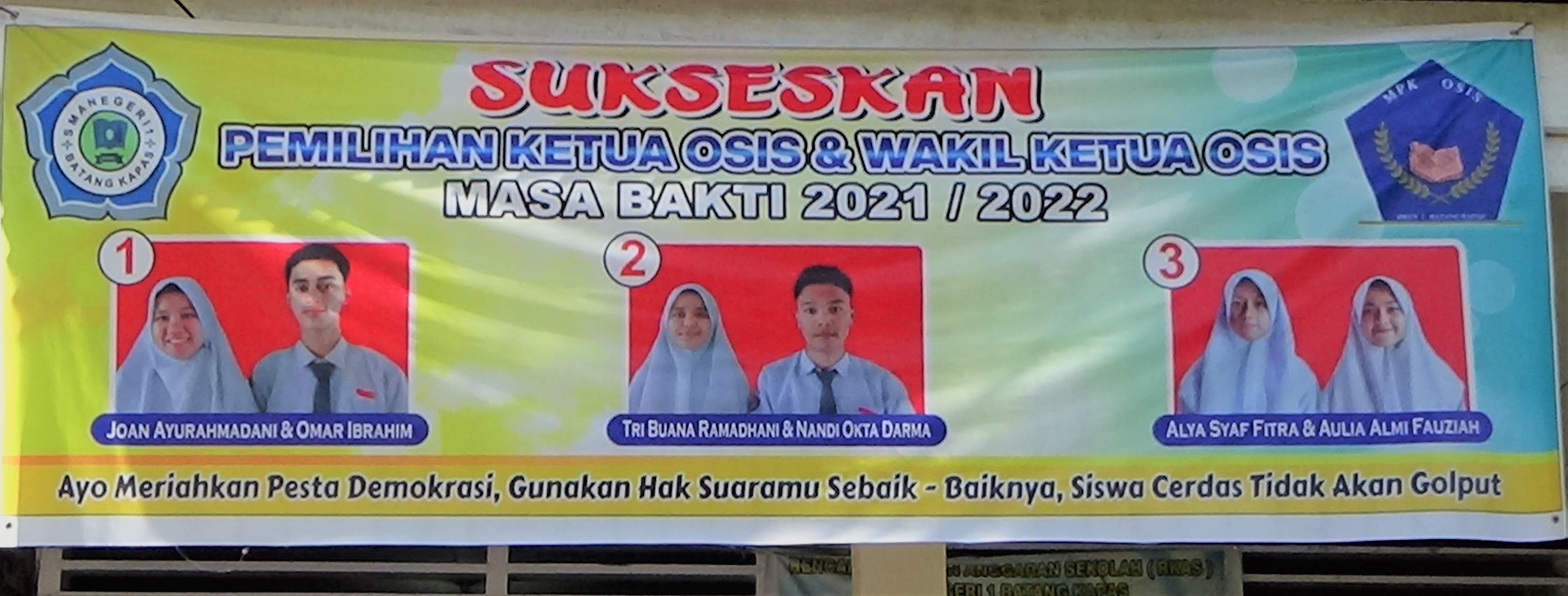 SMAN 1 Batang Kapas, – Siswa SMAN 1 Batang Kapas menggelar pesta demokrasi pemilihan calon ketua Organisasi Siswa Intra Sekolah (OSIS) masa bakti 2021/2022, Sabtu, 30 Oktober 2021. Pemilihan yang dihelat di lapangan dan itu berlangsung layaknya pemilihan umum. Tiga pasang kandidat calon ketua dan wakil ketua. Ketiga calon ketua dan wakil ketua OSIS yaitu, nomor satu Joan Ayurahmadani berpasangan dengan Omar Ibrahim, nomor dua Tri Buana Ramadhani berpasangan dengan Nandi Okta Darma, dan nomor tiga Alya Syaf Fitra berpasangan dengan Aulia Almi Fauziah. Tidak jauh beda dengan proses Pemilu, terdapat tiga kotak suara dan sembilan bilik suara yang disediakan panitia penyelenggara pemilihan OSIS di tengah lapangan. Ketiga kotak suara itu, satu untuk kelas 10, satu untuk kelas 11, dan satu kelas 12. Sedangkan untuk bilik suara, sembilan bilik suara diperuntukkan masing-masing tiga bilik untuk setiap angkatan. Jumlah daftar pemilih di ajang pesta demokrasi tahunan itu sebanyak 969 siswa dan yang menggunakan hak suaranya sebanyak 806 siswa semua angkatan Kepala sekolah membuka pemilihan Ketua OSIS dengan sepatah kata beliau dan juga mencoblos pertama untuk pemilihan Ketua OSIS ini. Hasilnya, kandidat nomor satu Joan Ayurahmadani berpasangan dengan Omar Ibrahim, meraih suara terbanyak dengan perolehan 446 suara, yang diikuti kandidat nomor dua Tri Buana Ramadhani berpasangan dengan Nandi Okta Darma dengan perolehan 227 suara, dan. kandidat nomor tiga Alya Syaf Fitra berpasangan dengan Aulia Almi Fauziah meraih suara terendah dengan perolehan  133 suara.