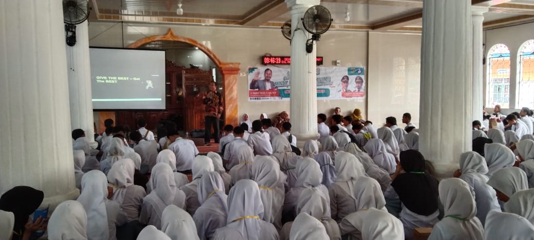 SMA Negeri 1 Batang Kapas - Pada hari Senin, tanggal 30 Oktober 2023, SMA Negeri 1 Batang Kapas menggelar seminar sehari bertajuk “Minat, Bakat, dan Kreativitas” yang dihadiri sebanyak 317 orang siswa kelas 12 mengikuti seminar di Mesjid Ikhlasul Munawarah. Acara ini bertujuan untuk memberikan motivasi dan pandangan tentang kunci kesuksesan kepada generasi muda.