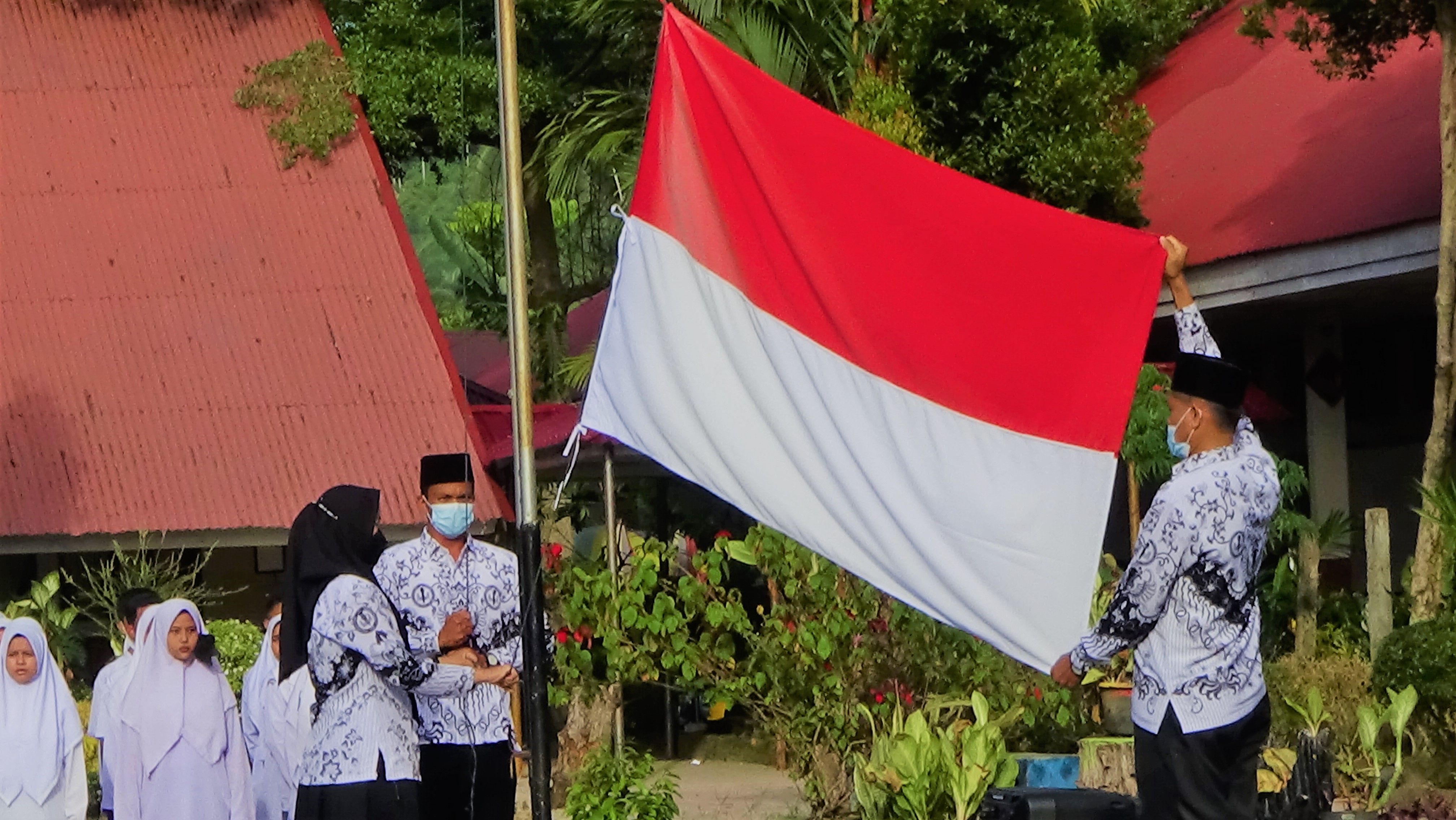 Pagi, tepatnya hari Kamis, 25 November 2021  pukul 07.00, Dengan tetap mematuhi protokol kesehatan, mengenakan masker, semua mengikuti Apel dalam rangka memperingati Hari Guru Nasional 2021 dan HUT PGRI ke 76.    Kegiatan dalam rangka Hari Guru Nasional di sekolah kali ini di isi dengan :  Upacara yang di hadiri oleh semua Guru dan Karyawan serta siswa. Mengadakan Perayaan sederhana dengan siswa di lapangan sekolah. Terakhir acara, semua murid Mencium Tangan Guru Video : Upacara Memperingati Hari Guru Nasional 2021 SMAN 1 Batang Kapas - YouTube