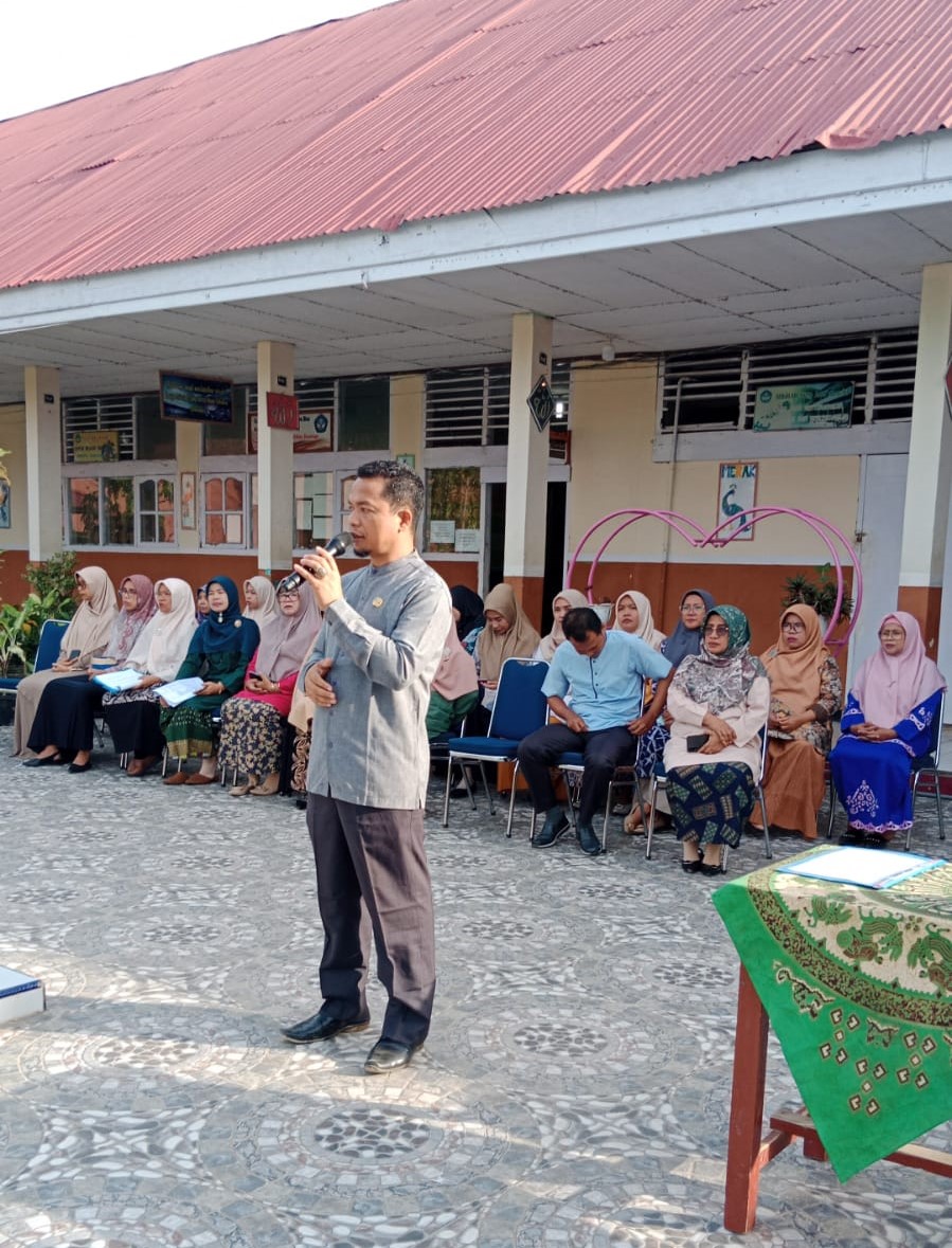 Jumat, 26 mei 2023 Kunjungan Dari Kacabdin Wilayah VII Muslim Arif S.Pd.I Ke Sman 1 Batang Kapas di waktu kultum pagi, serta pemberian hadiah untuk kelas barisan terbaik dan pelaksana kultum