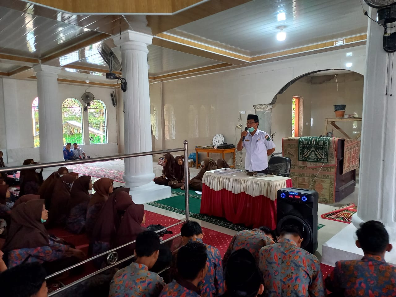 Hari-hari besar Islam merupakan hari-hari yang harus diceritakan kepada para pemeluk agamanya agar tradisi dan keislaman itu sendiri terjaga. Termasuk salah satu hari besar Islam yang akan kita hadapi sekarang ini, yaitu Isra Mi’raj. Isra Mi’raj merupakan sebuah peristiwa di masa dulu yang menjadi salah satu hari besar di dalam sejarah Islam. Karena Isra Mi’raj merupakan sebuah peristiwa hebat yang dialami Rasulullah dalam kehidupan perjuangan Islamnya.  Rabu, 02 Maret 2022 SMAN 1 Batang Kapas Memperingati Isra Mi’raj Nabi Muhammad SAW di Tempat Mesjid Ikhlasul Munawwarah Anakan dan Penceramah Ustadz Zarmon Ajizar Ajis, S.Th.I, MA