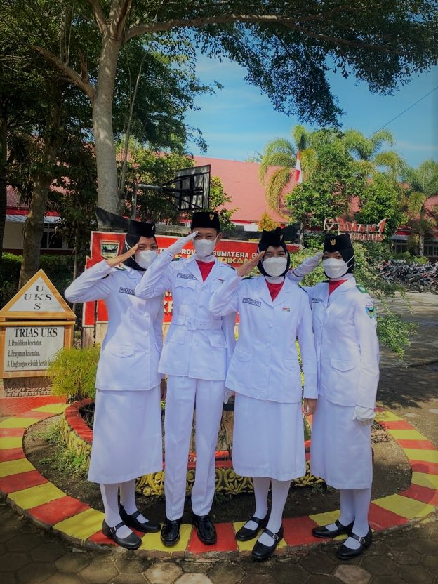 4 siswa SMAN 1 Batang Kapas Paskibraka 2021 Tingkat Kabupaten Pessel Dalam perayaan HUT RI ke-76
